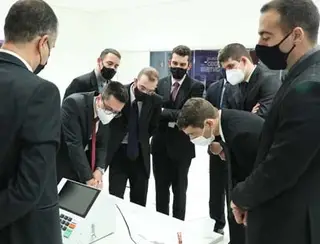 Representantes das Forças Armadas e do PTB visualizam componentes físicos da urna eletrônica
