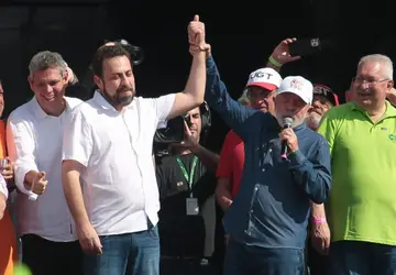 Lula pede votos a Boulos durante evento em Itaquera e é acusado de burlar regras eleitorais