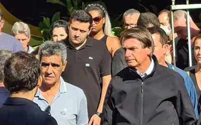 Após enterro da mãe, Bolsonaro vai para aeroporto para retornar à Brasília