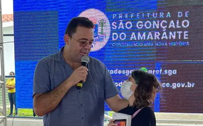 Gestão de São Gonçalo entrega 13 mil tabletes para alunos da rede pública 