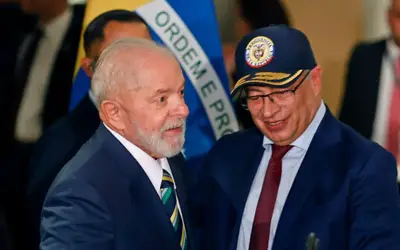 Lula e Petro destacam compromisso com democracia em encontro na Colômbia