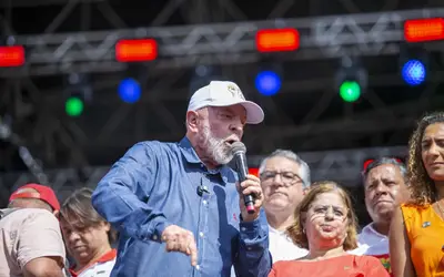Lula assina decreto de reajuste do Imposto de Renda em evento de 1º de Maio no estádio do Corinthians